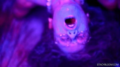 O bebé masturbase ante a cámara e chega ao orgasmo.